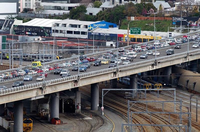Motoristas tentam sair da cidade ap&oacute;s terremoto na Nova Zel&acirc;ndia