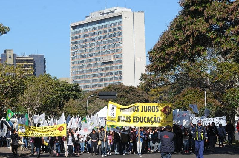 Caminhada seguiu at&eacute; o Pal&aacute;cio Piratini, na Pra&ccedil;a da Matriz