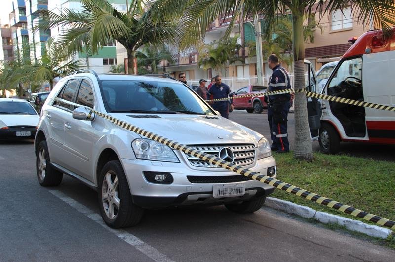 Homem de 52 anos foi atingido por tr&ecirc;s tiros quando deixava filho na escola