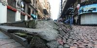 Pedestres enfrentam buracos e desníveis na Rua dos Andradas