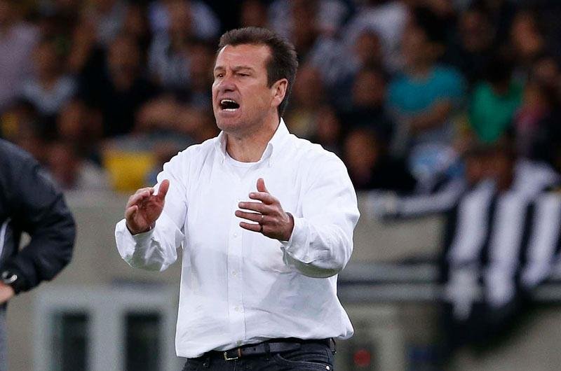 Dunga se estressou no segundo tempo contra o Botafogo