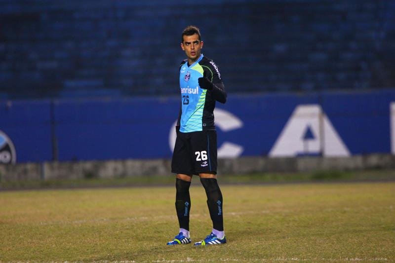 Zagueiro Rhodolfo se firmou entre os titulares