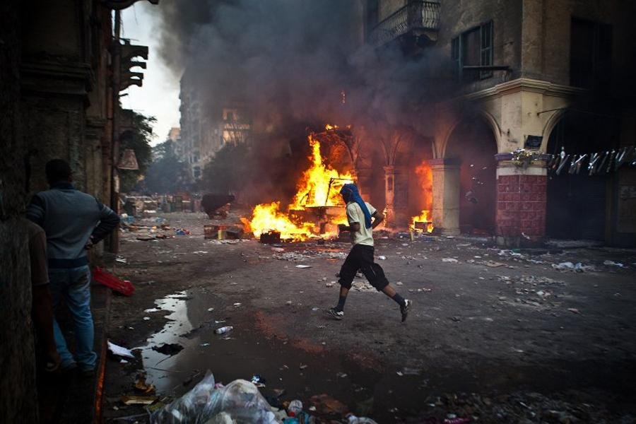 Desalojados islamitas de mesquita cercada no Cairo