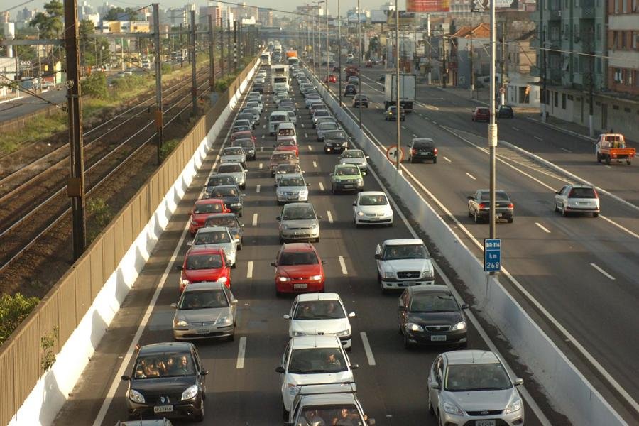 Maior rodovia do pa&iacute;s fez florescer com&eacute;rcio para atender motoristas e passageiros