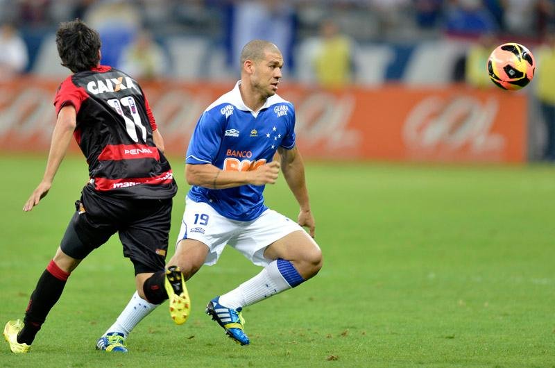 Cruzeiro atropela Vit&oacute;ria em casa