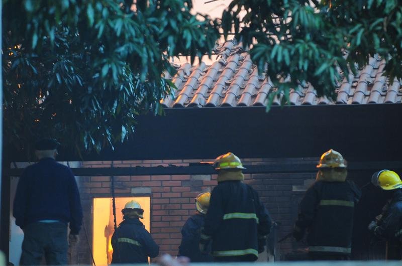 Inc&ecirc;ndio ocorreu em uma casa de alvenaria no centro de Canoas