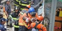 Criança foi resgatada dos escombros e encaminhada a hospital