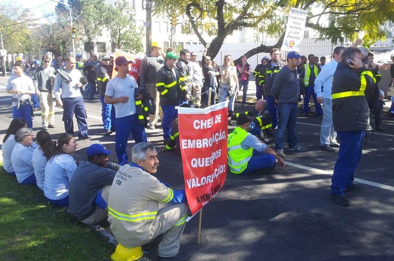 Servidores administrativos fecharam vias pr&oacute;ximas &agrave; sede da EPTC