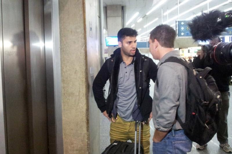 David Miranda (&agrave; esquerda) ficou detido durante nove horas  no Aeroporto de Heathrow, em Londres