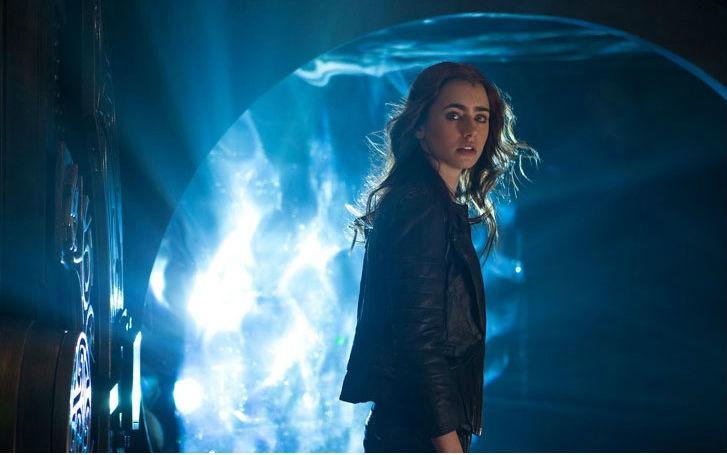 Lily Collins descobre que &eacute; uma ca&ccedil;adora de dem&ocirc;nios 
