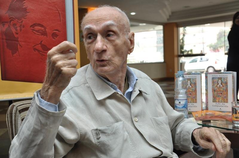 Hospital confirmou que escritor est&aacute; consciente e conversa com a fam&iacute;lia 