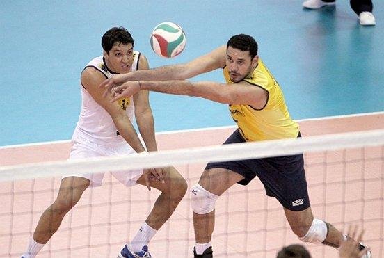 Alan e Maur&iacute;cio partem para defesa ap&oacute;s ataque da Argentina