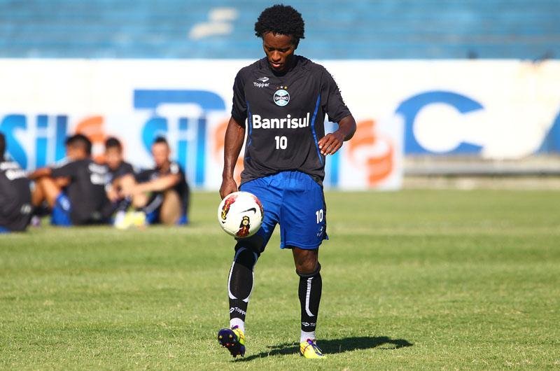 Meia do Gr&ecirc;mio deve voltar a jogar na partida contra Santos