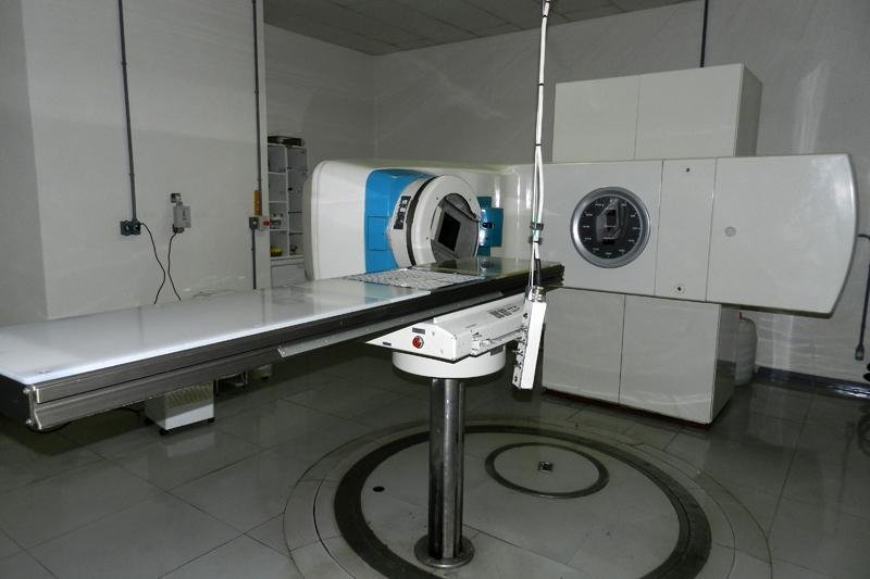 Pe&ccedil;a foi enviada aos EUA para reparos, mas n&atilde;o h&aacute; previs&atilde;o de retomada do tratamento