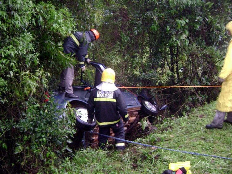Homem morre ao ser arremessado para fora de carro na BR 386