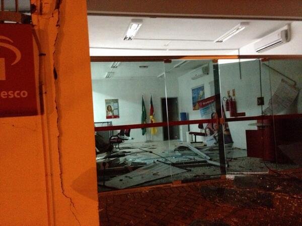 Criminosos explodem ag&ecirc;ncia banc&aacute;ria em Pinhal 