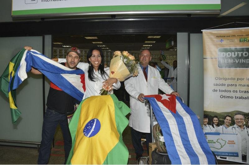 M&eacute;dicos cubanos chegam ao Brasil e pedem respeito