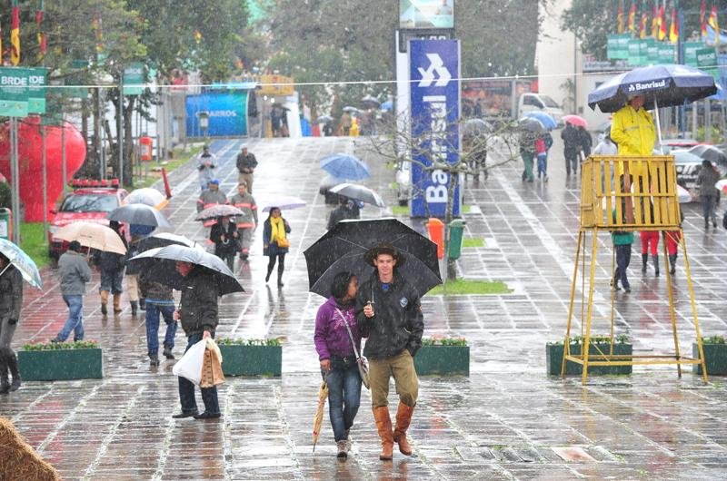 Chuva n&atilde;o deu tr&eacute;gua na Expointer