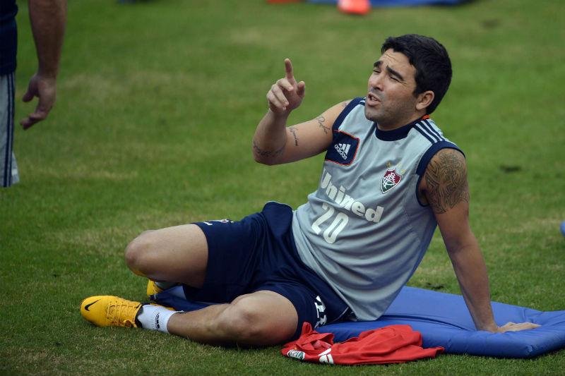 Deco anuncia aposentadoria do futebol ap&oacute;s nova les&atilde;o