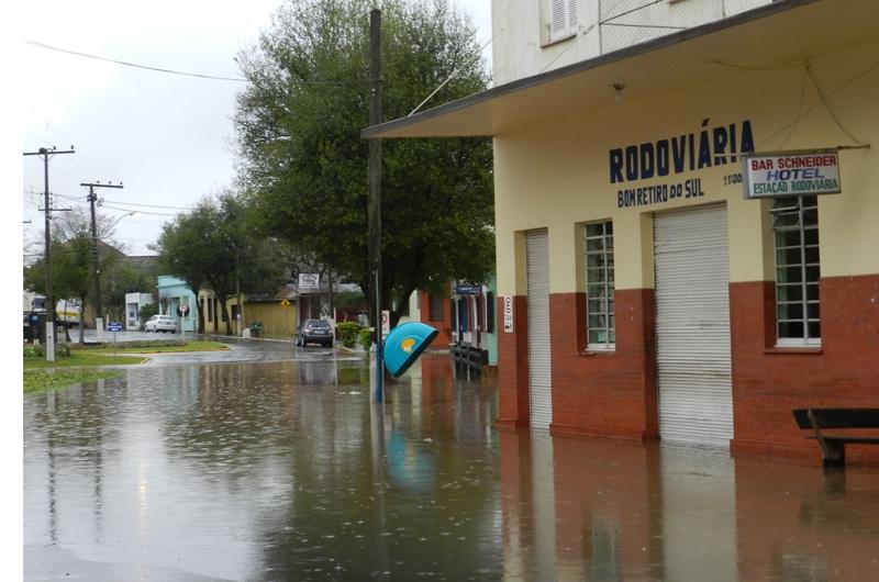 Ruas e imedia&ccedil;&otilde;es da rodovi&aacute;ria de Bom Retiro foram inundadas