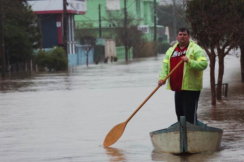 &Aacute;gua ainda invadiu o Centro e tomou as principais ruas da cidade