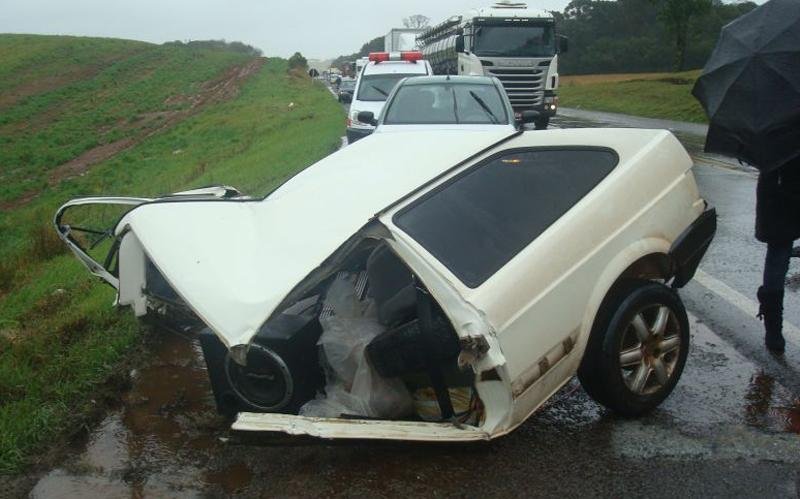  A viol&ecirc;ncia do choque foi t&atilde;o grande que um dos carros foi partido ao meio