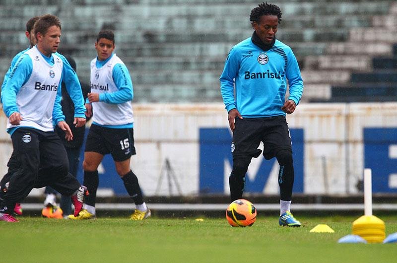 Z&eacute; Roberto treina com bola no Ol&iacute;mpico