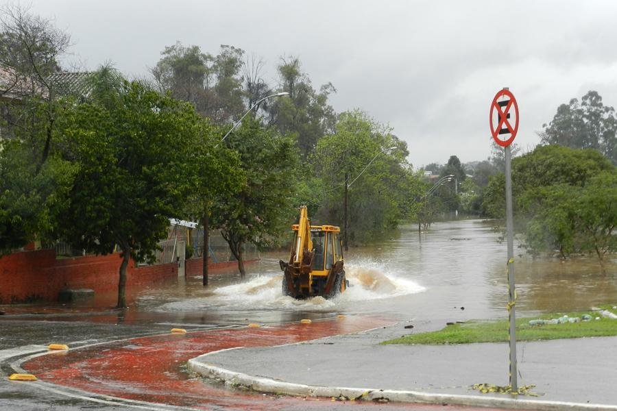 Tratores movimenta &aacute;guas do Rio Taquari que alagaram Lajeado