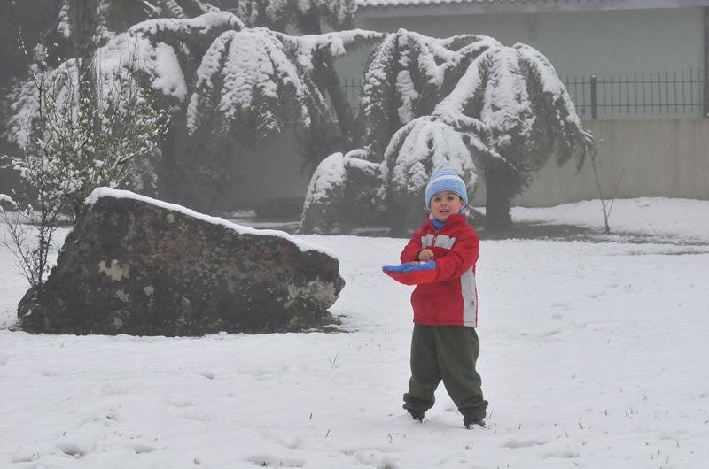Crian&ccedil;as brincaram em meio a neve na Serra Ga&uacute;cha