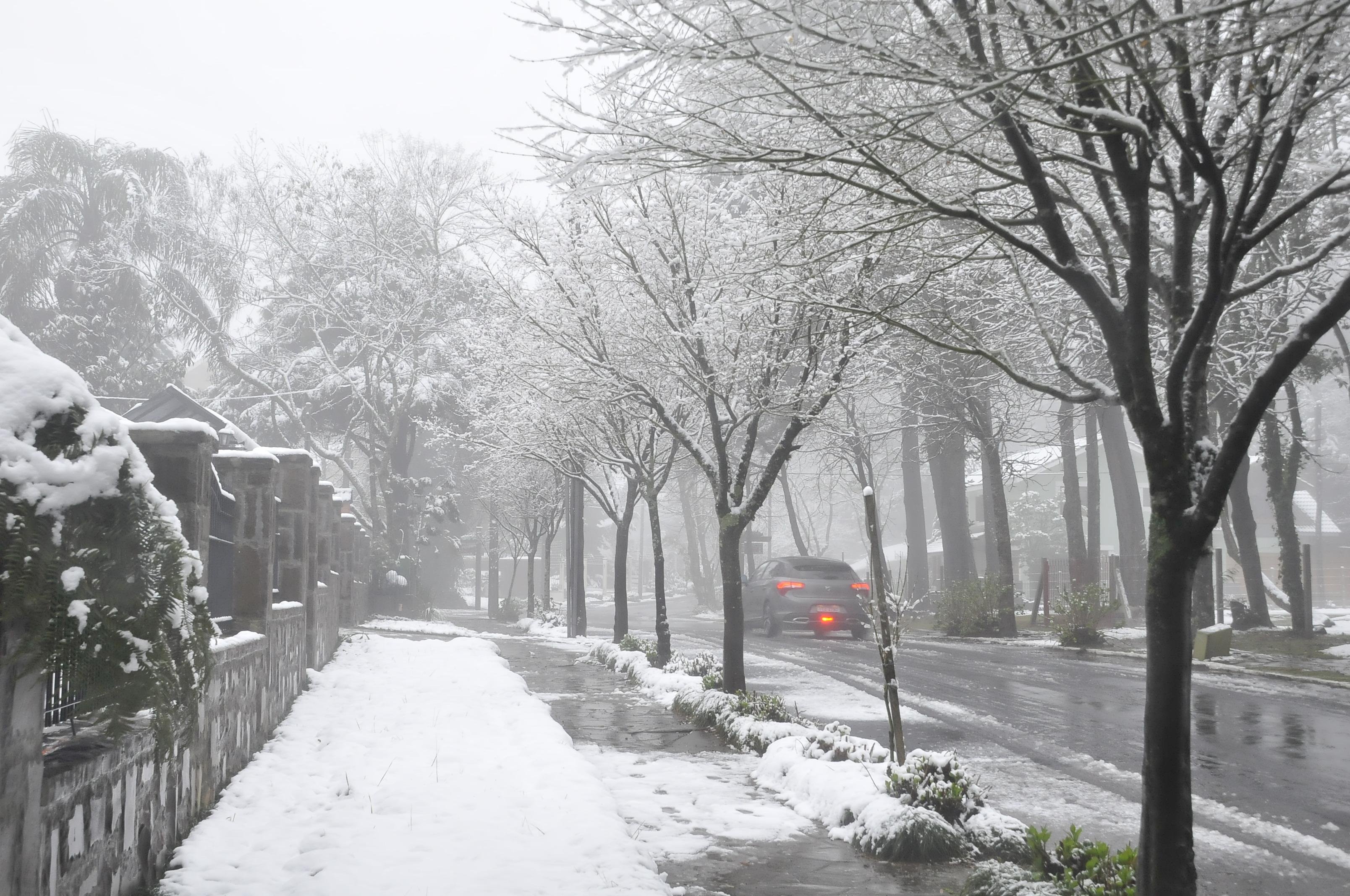 Flocos acumularam em Gramado, que amanheceu branquinha