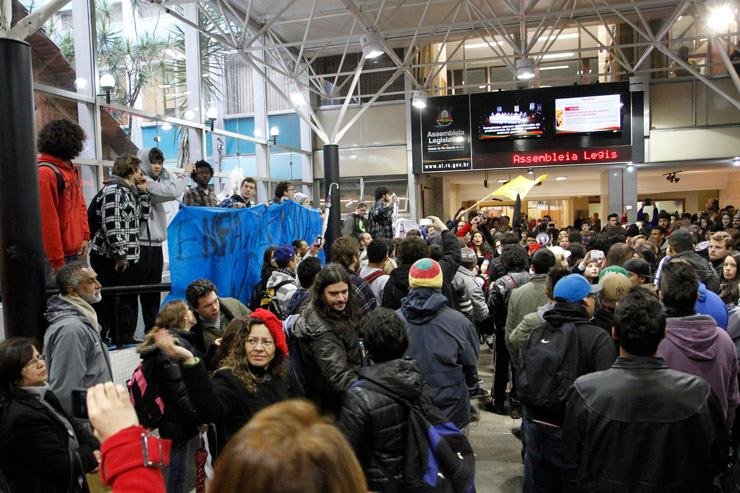 Estudantes ocupam Assembleia Legislativa em protesto na Capital