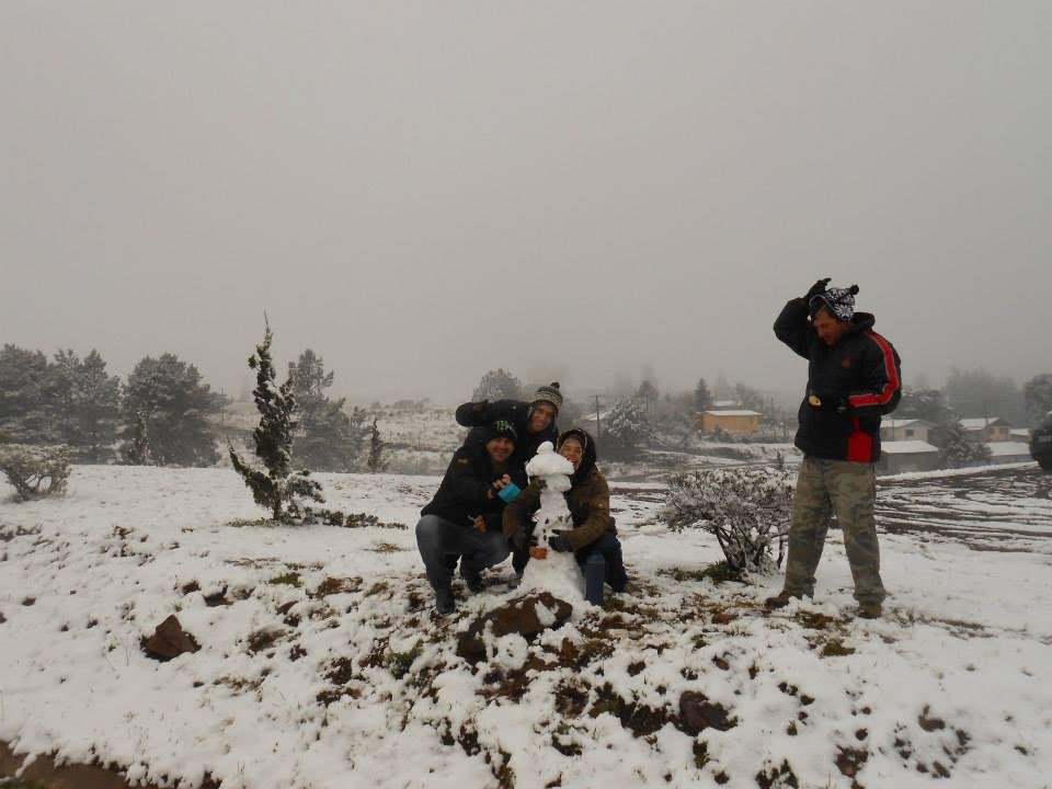 Moradores fizeram bonecos de neve em S&atilde;o Jos&eacute; dos Ausentes