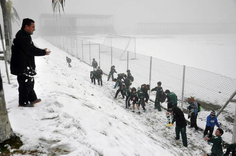 Jogadores se divertiram com a neve em Caxias do Sul