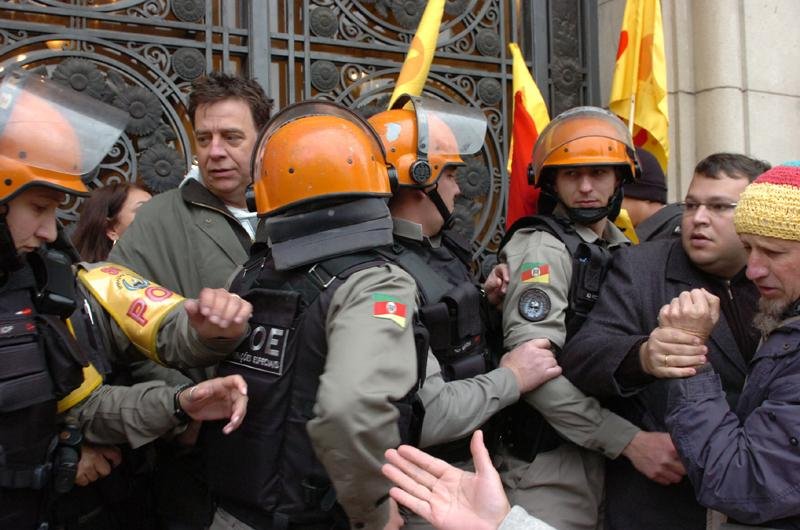 Principio de confronto ocorreu no Pal&aacute;cio Piratini