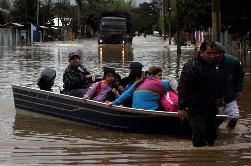 Cheia do Rio dos Sinos suspendeu aulas e alagou ruas de S&atilde;o Leopoldo