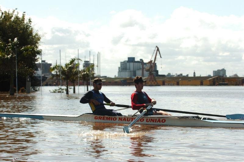 Cheia altera rotina de treinos de equipe de remo