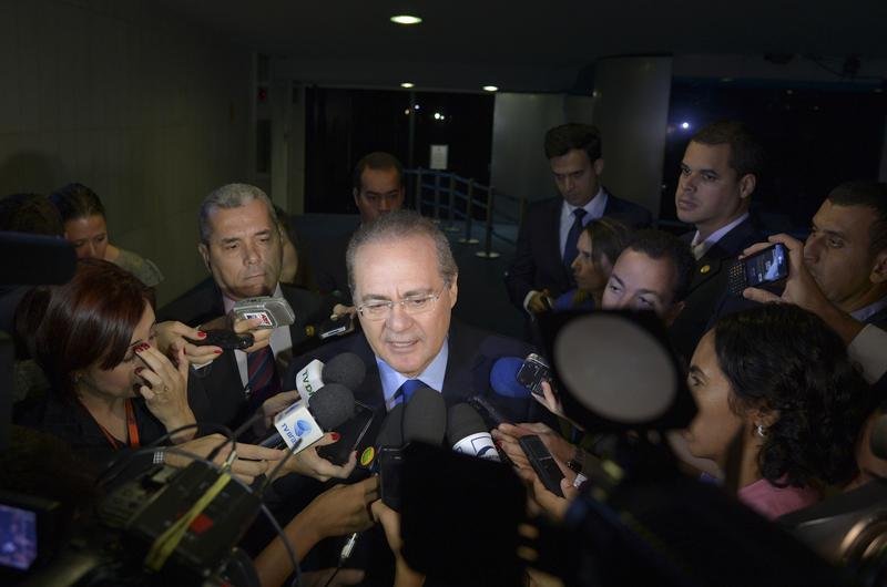 Presidente do Senado disse que &acute;n&atilde;o d&aacute; mais para compatibilizar pris&atilde;o com exerc&iacute;cio de mandato&acute;
