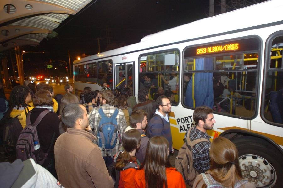 Caminhada percorreu avenida Ipiranga, onde participantes embarcaram em &ocirc;nibus