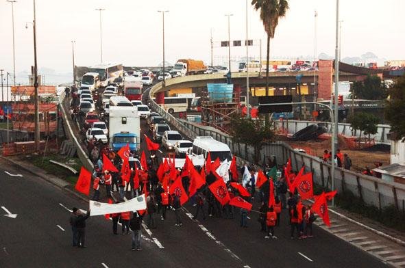 Manifestantes realizam bloqueio no Centro de Porto Alegre 