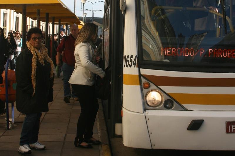 &Ocirc;nibus devem voltar a circular normalmente na Capital at&eacute; o meio dia