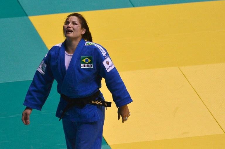 Maria Portela chora no tatame ap&oacute;s perder para a sul-coreana  Ye-Sul Hwang