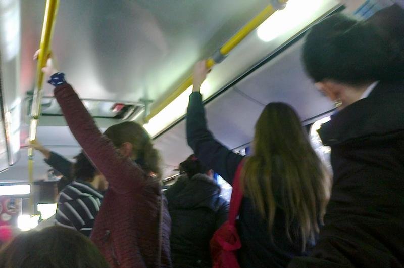 Passageiros foram transportados de p&eacute; nas lota&ccedil;&otilde;es por causa da paralisa&ccedil;&atilde;o dos &ocirc;nibus