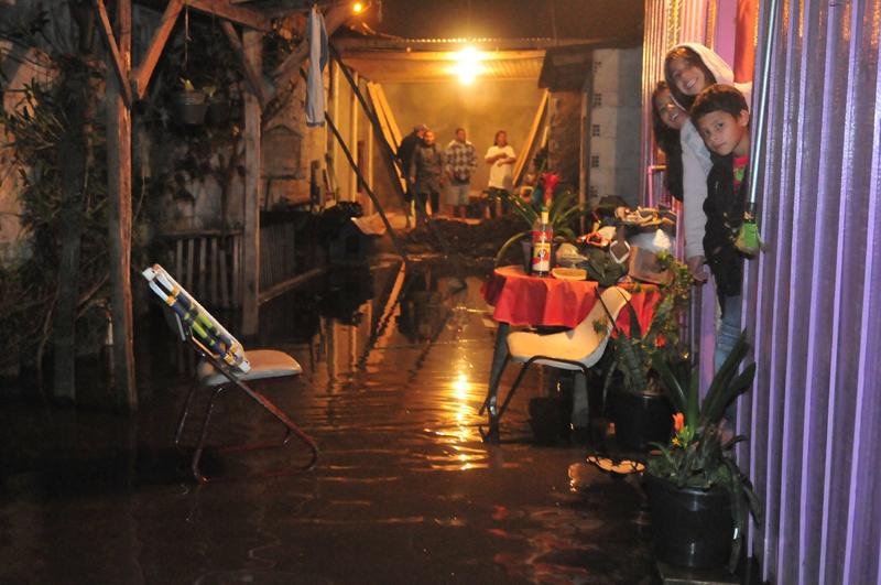 Dezenas de moradores tentaram salvar m&oacute;veis e carros