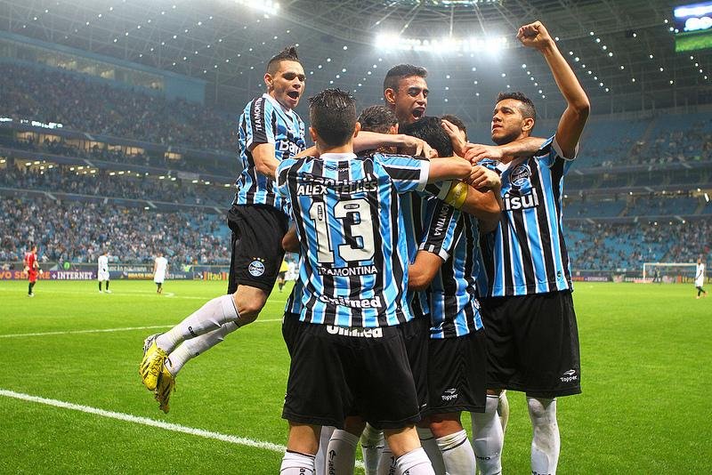 Jogadores comemoram gol de Kleber