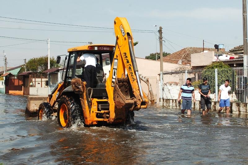 Retroescavadeira &eacute; usada para conter o vazamento