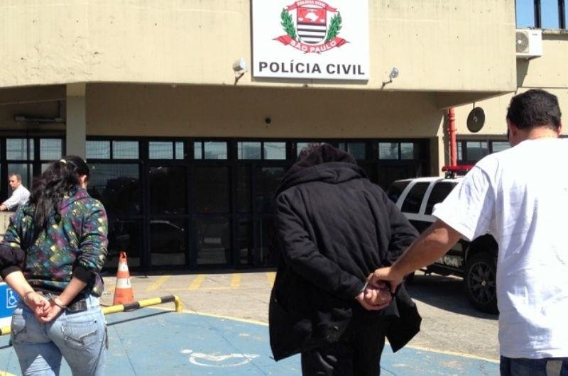 Pol&iacute;cia prende casal suspeito de aplicar golpes a banco