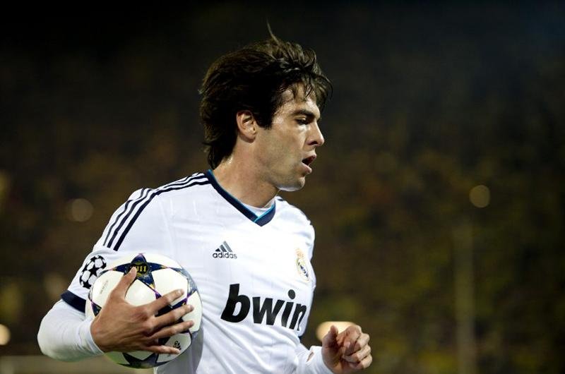 Kak&aacute; fechou um contrato por duas temporadas com o clube italiano
