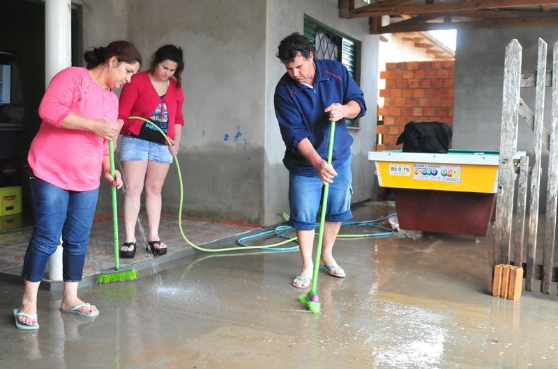 Moradores passaram o domingo amenizando os estragos causados pela ruptura 