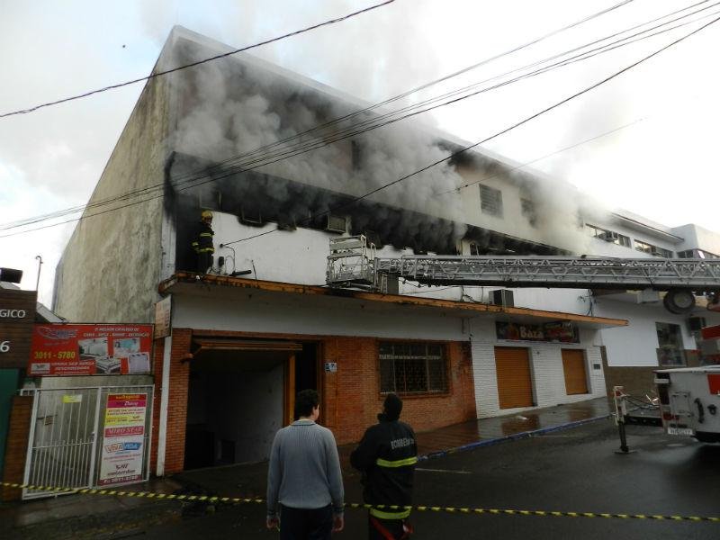 Inc&ecirc;ndio destruiu loja de roupas e cal&ccedil;ados em Lajeado