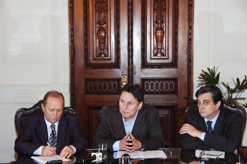 Ivar Pavan, Carlos Pestana e Ricardo Zamora anunciaram as medidas no Pal&aacute;cio Piratini